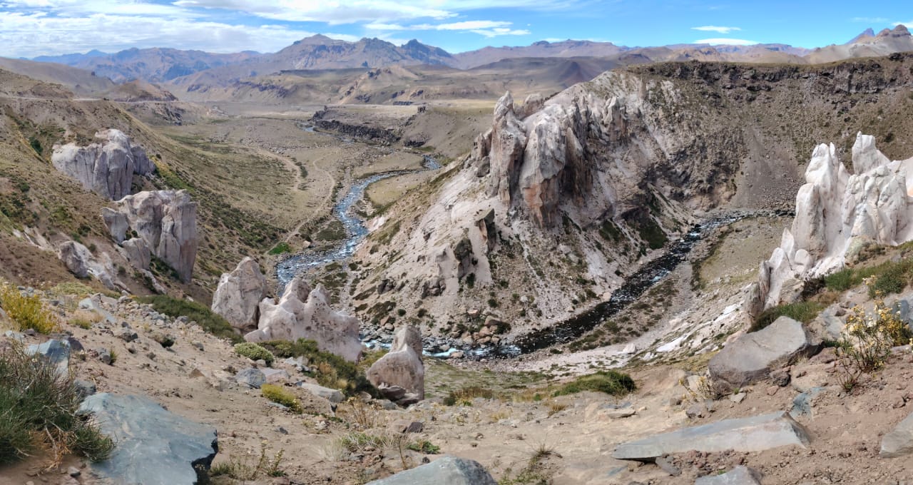 Trekking en cumbres de la Cordillera del Maule con vistas a volcanes nevados y laguna de altura